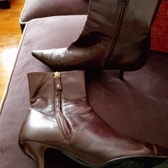 Chanel boots Brown size 7.5 in good condition. There is a nick on the left heel. - Picture 6 of 9